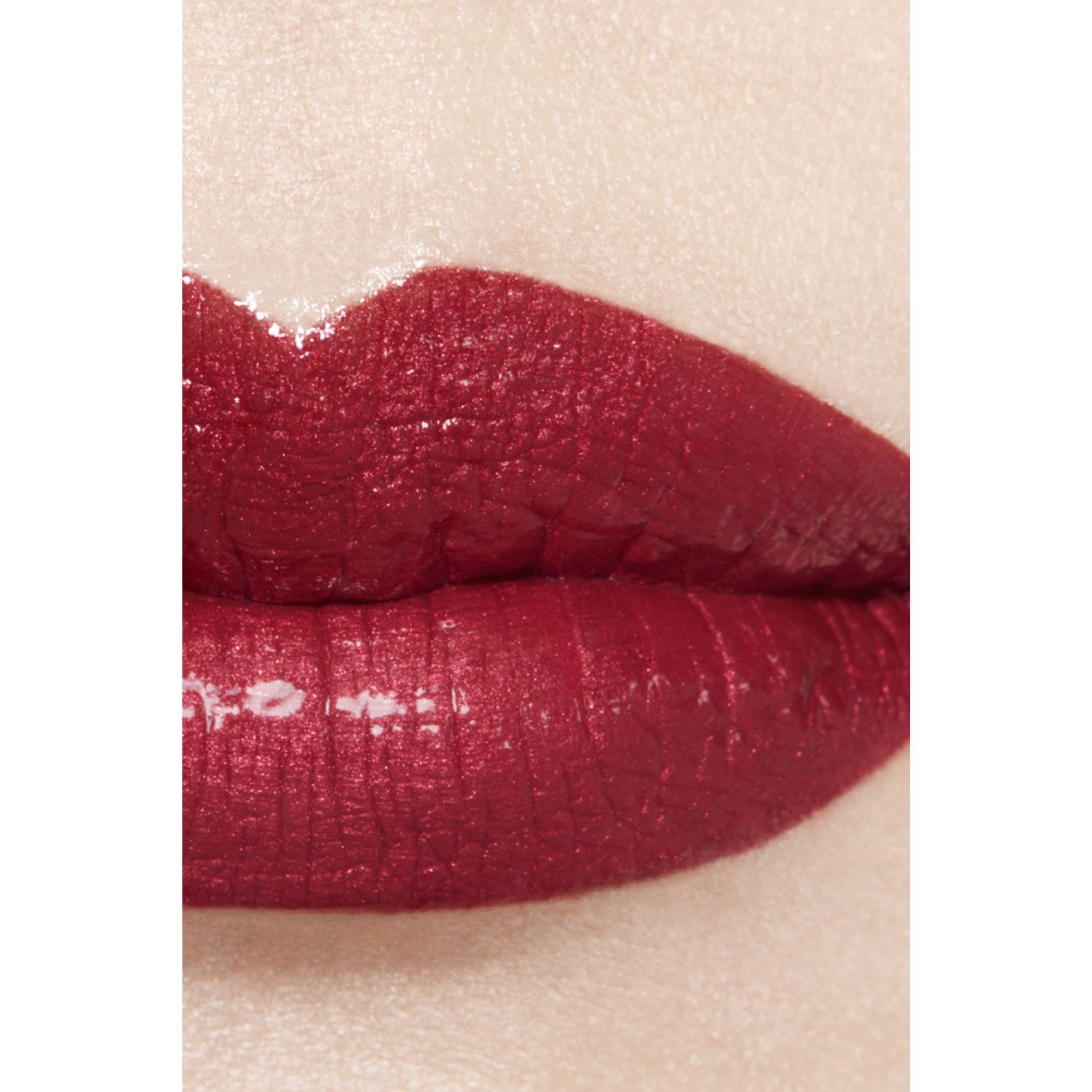 LA BARRA DE LABIOS HIDRATANTE Y REPULPADORA DE LARGA DURACIÓN. COLOR Y BRILLO INTENSOS.